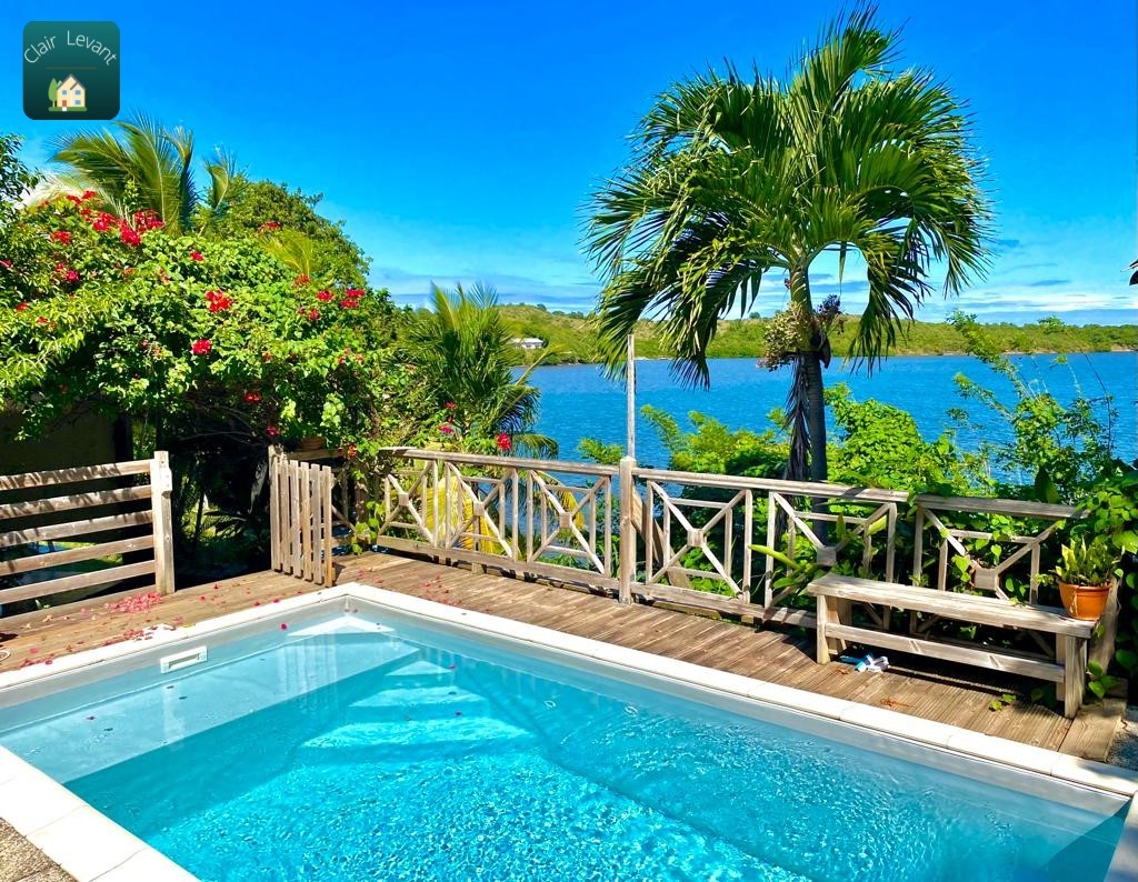 Piscine vue sur la mer